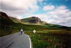 Die Single-Track-Road, die von Portree aus um die Halbinsel Trotternish herum nach Uig führt. Für das Storr-Plateau und das Quiraing-Massiv sollte man schon 2-3 Urlaubstage opfern.