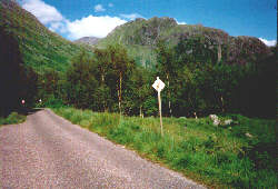 Eine einsame Straße im Glen Nevis. Vom Parkplatz am Ende der Piste führt ein Fußpfad durch eine bewaldete Schlucht zu den Steall Falls, einem 40 m hohen Wasserfall am Ende des Glens