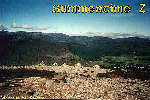 Blick vom Morrone auf das Städtchen Braemar