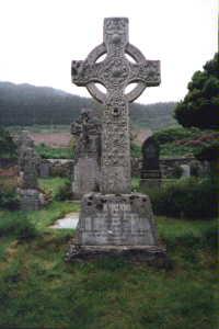 Ein keltisches Kreuz auf einem Friedhof in Portree, dem Hauptort von Skye
