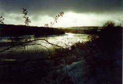 Abendlicht beleuchtet den River Dee bei Bieldside